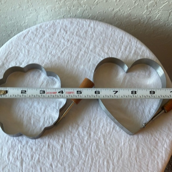 Kate Spade: Heart & Flower Cookie Cutters/Egg mold- set of 2 - Picture 12 of 16